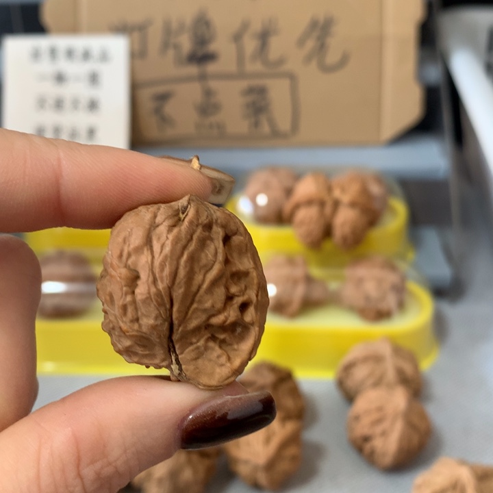 江***2文玩核桃吊坠异形单只，有瑕疵