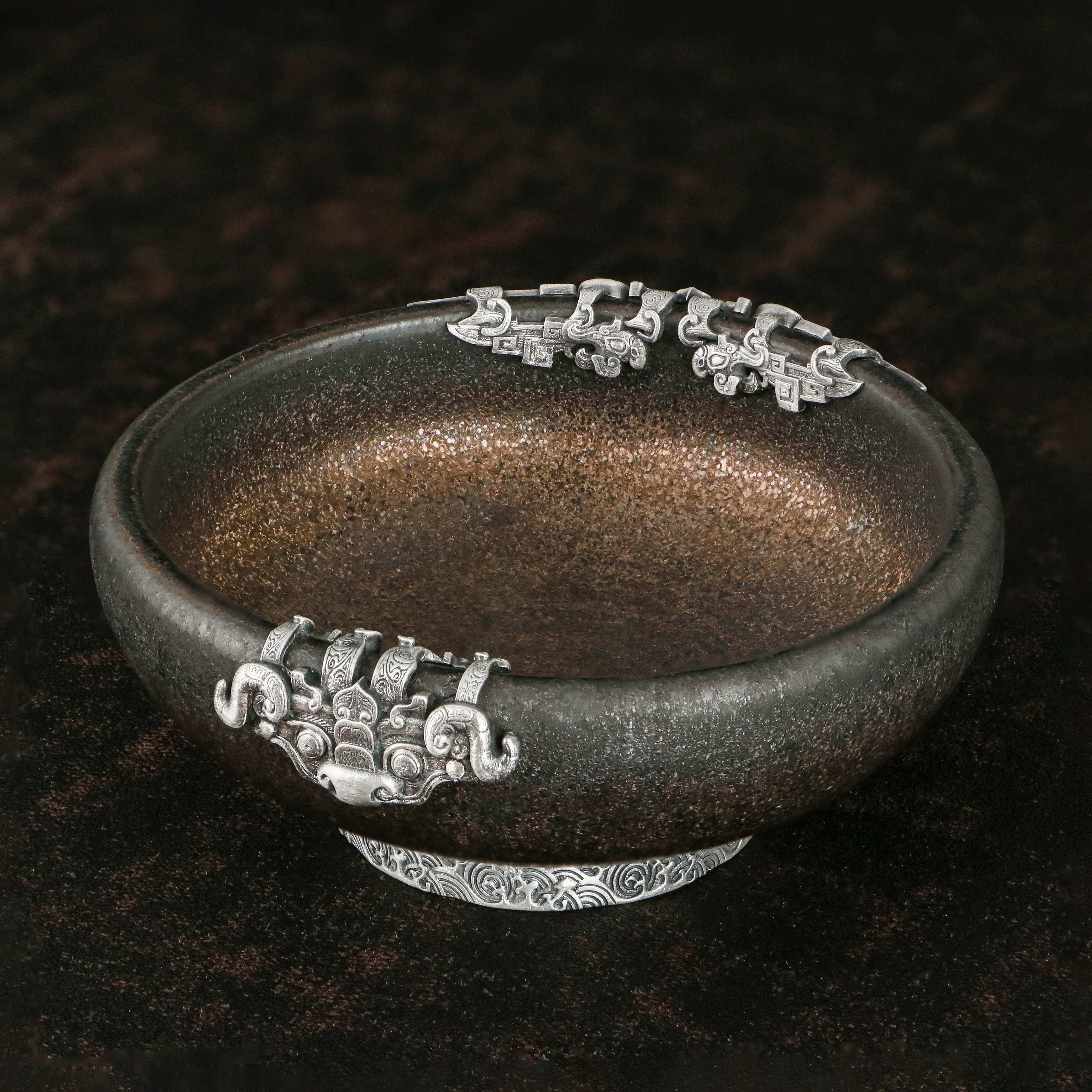 境秋黑陶杯《蟠螭》主人杯原矿粗陶手工原创设计压手杯镶嵌足银创意