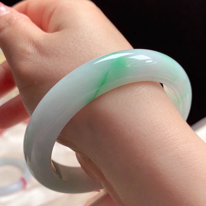 翡翠未镶嵌手镯白底青42