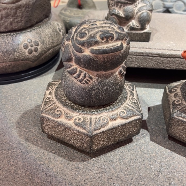 石材L****雄金蝉，底座福建青石