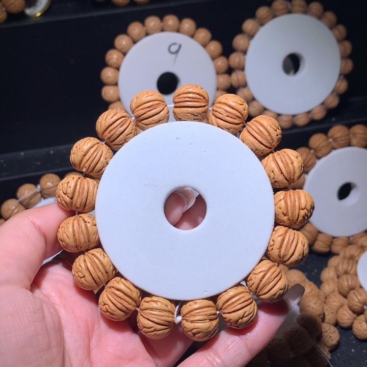 手串桃核肉纹元宝