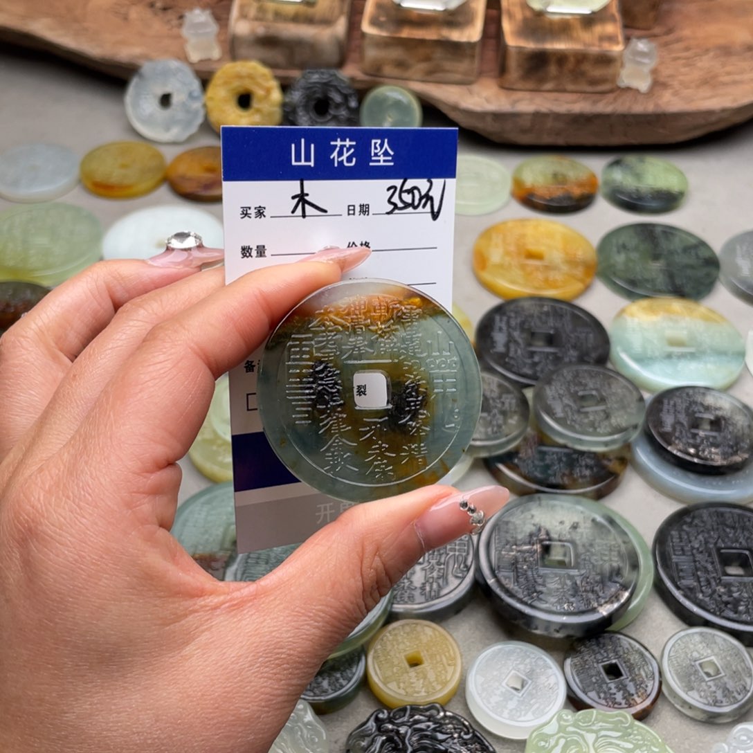 蛇纹石玉颈饰未镶嵌木*