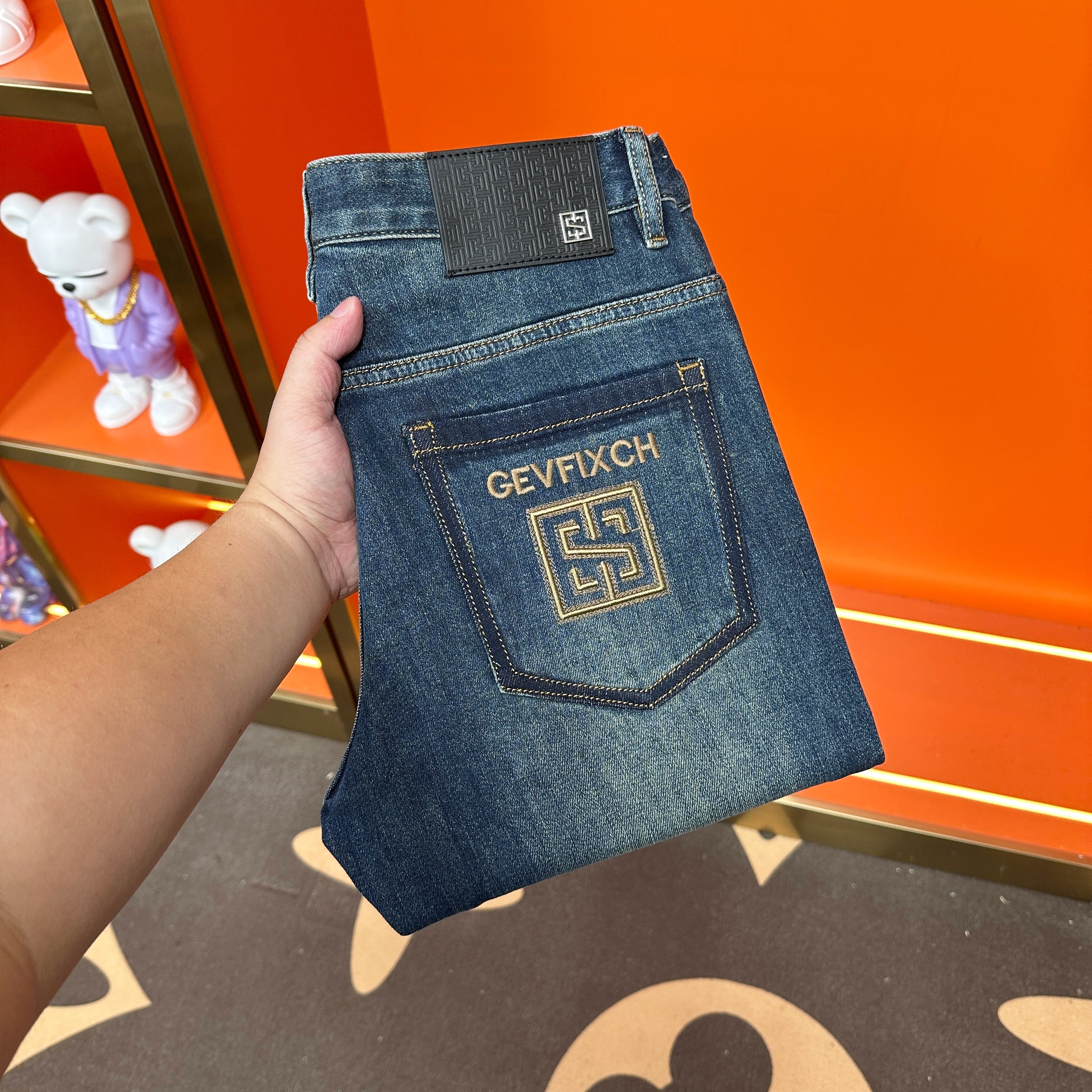 【品质欧货】秋冬男士轻奢欧货刺绣蓝色精品修身时尚潮流百搭牛仔裤