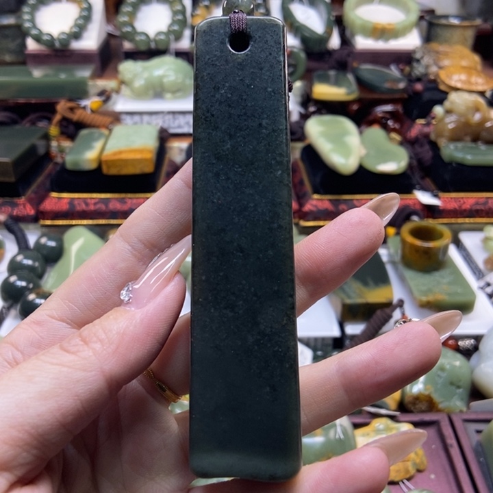 未镶嵌岫岩老玉（透闪石质玉）把件