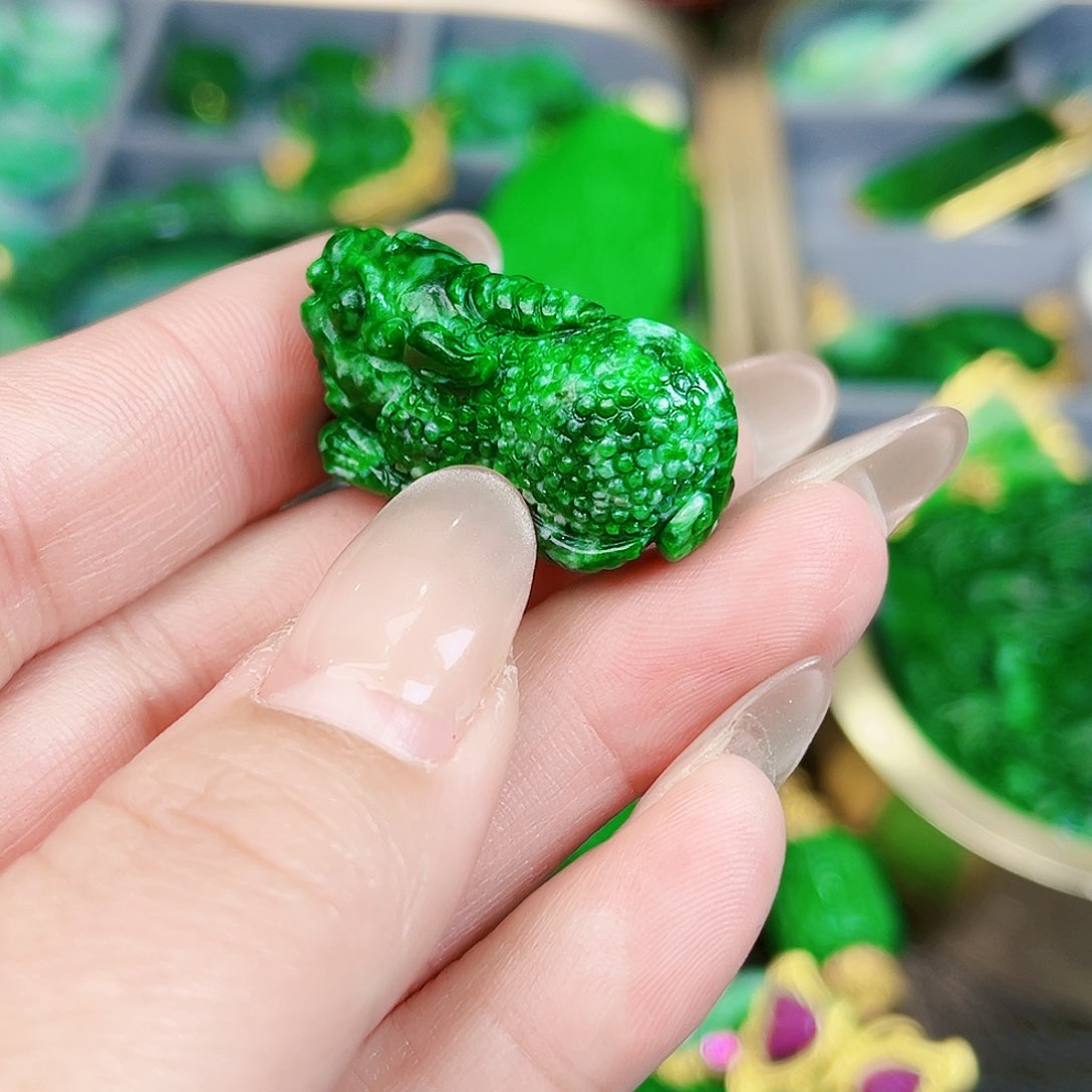 翡翠颈饰未镶嵌吊坠