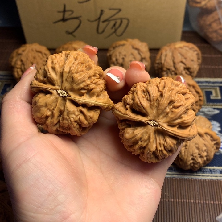 吊坠文玩核桃?**?粗筋