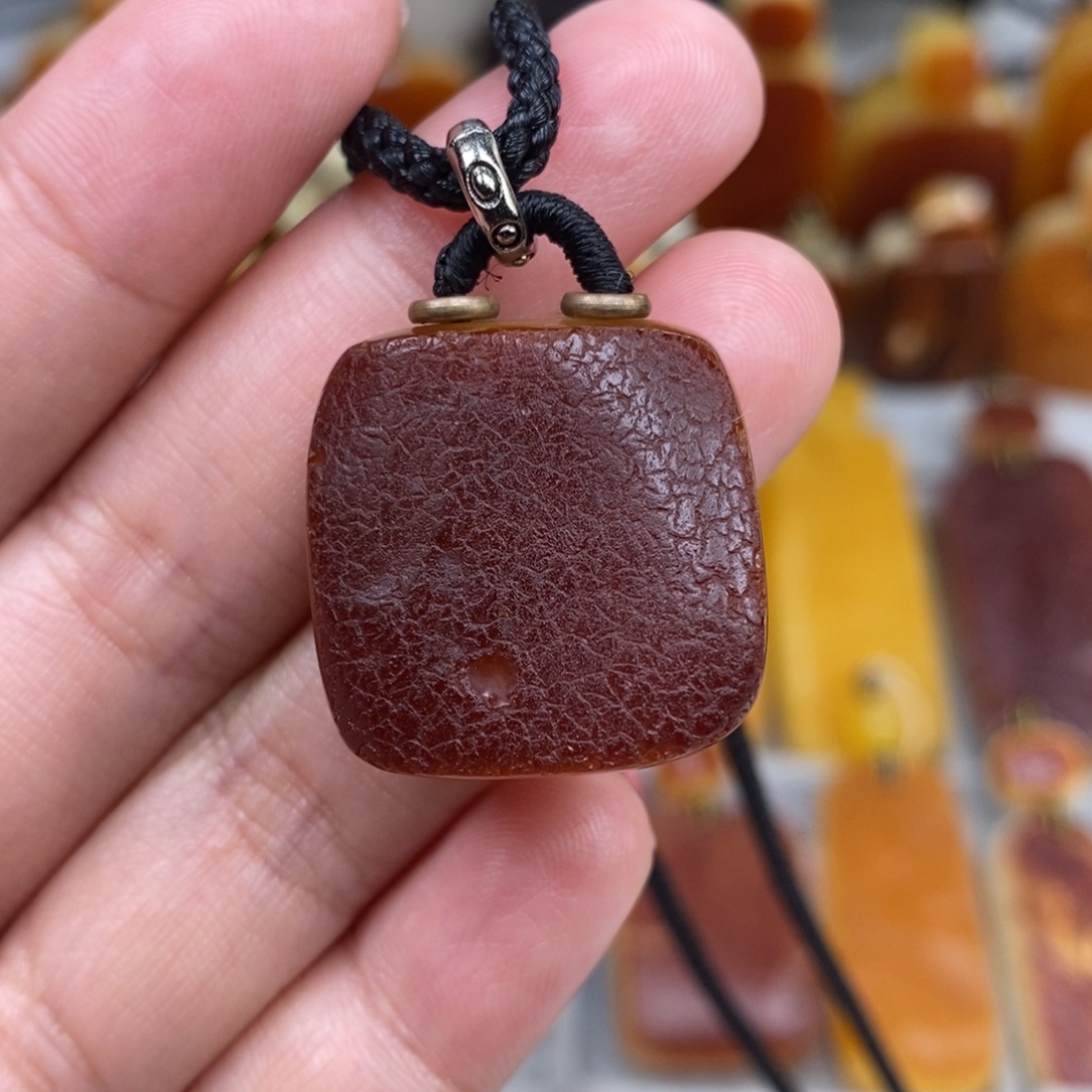 未镶嵌琥珀珠宝奇石