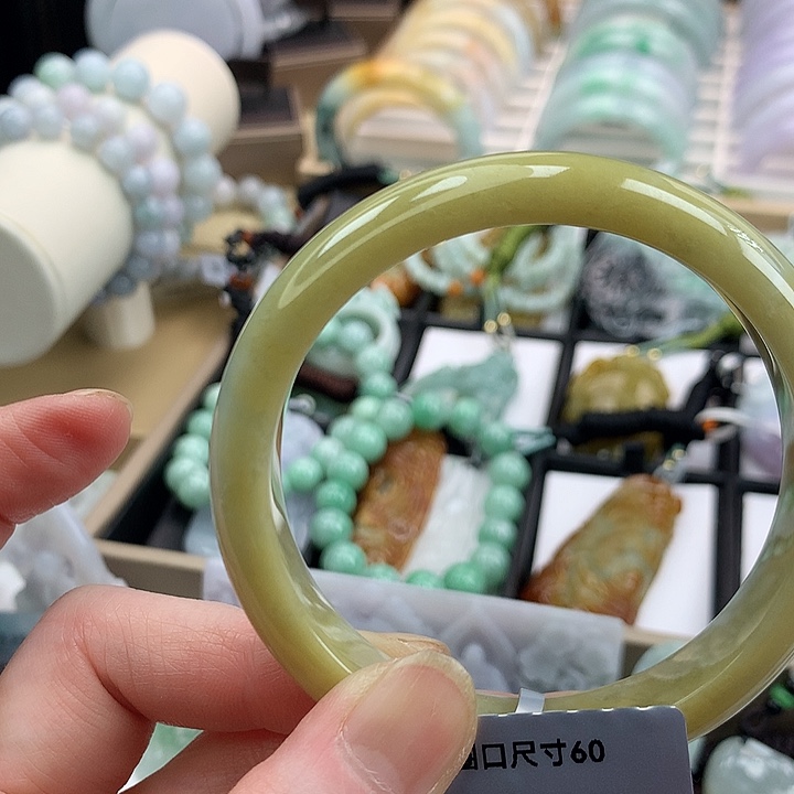 翡翠手镯未镶嵌吊坠