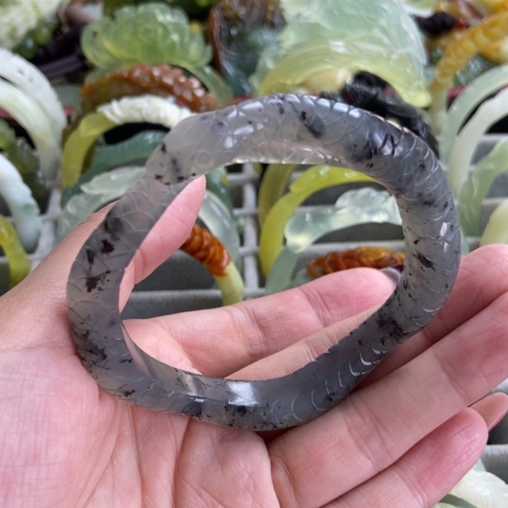 蛇纹石玉手镯未镶嵌
