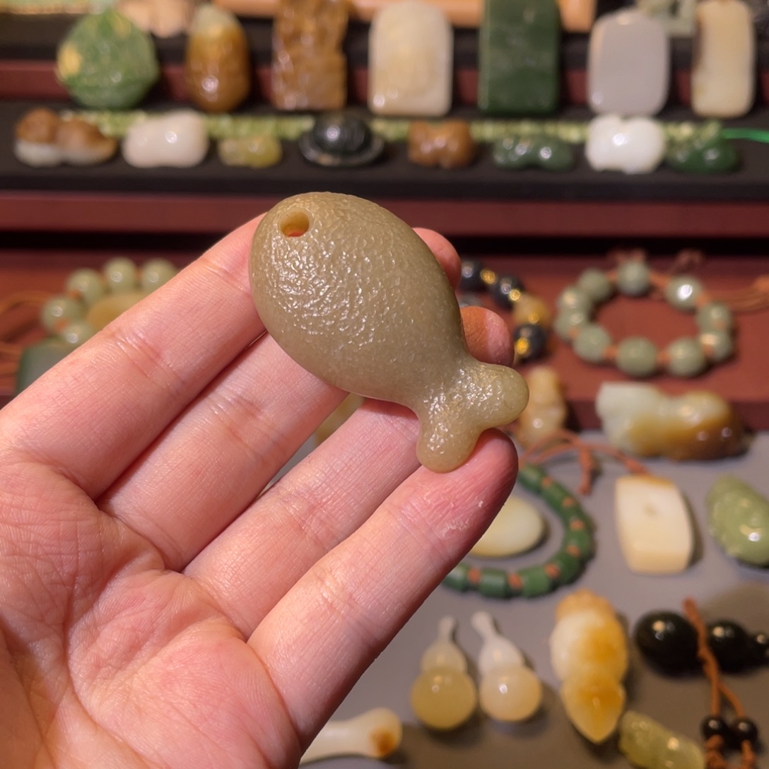 椰***丁和田玉未镶嵌颈饰