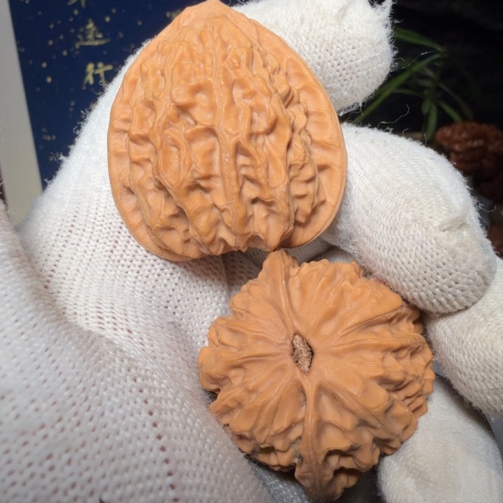 文玩核桃吊坠金牛编号5144，37-36-40