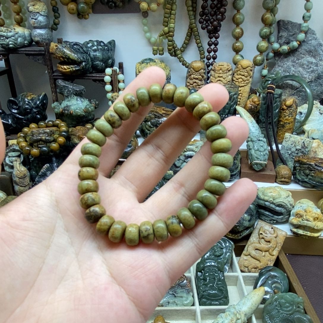 未镶嵌岫岩河磨玉（透闪石质玉）把件