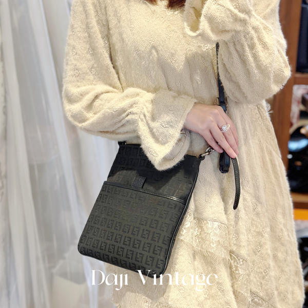 大吉中古/Fendi芬迪黑老花银币邮差斜挎包