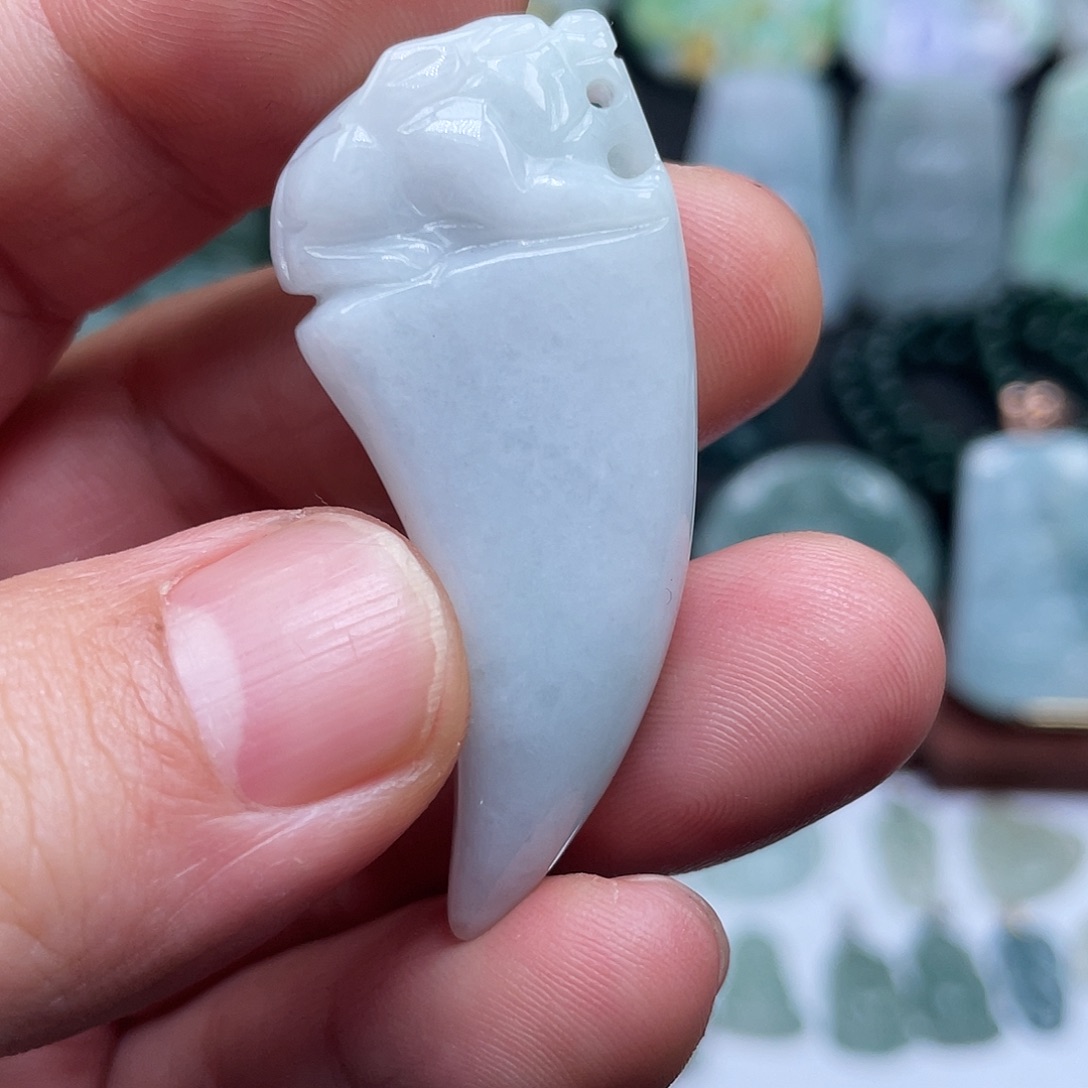 翡翠未镶嵌颈饰龙牙