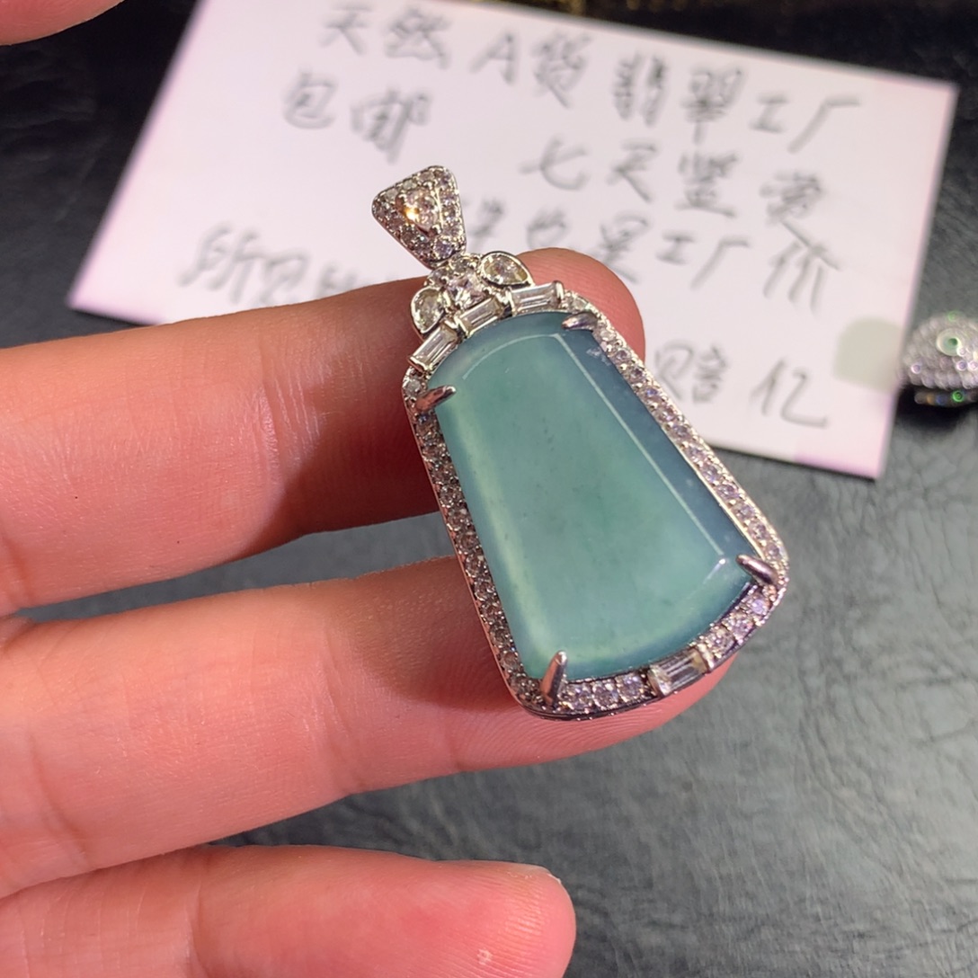 翡翠颈饰未镶嵌无事牌