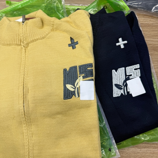 ns家发芽胸口刺绣拉链短款毛衣