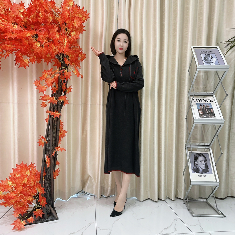 A002深灰拼红真门襟连帽款轻奢显气质针织连衣裙
