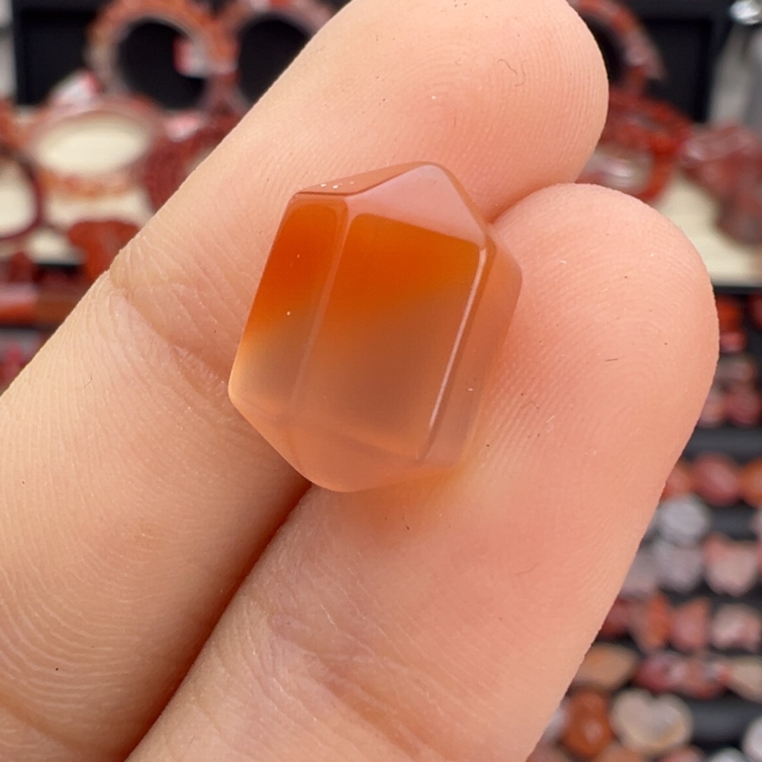 南红玛瑙未镶嵌颈饰六棱珠