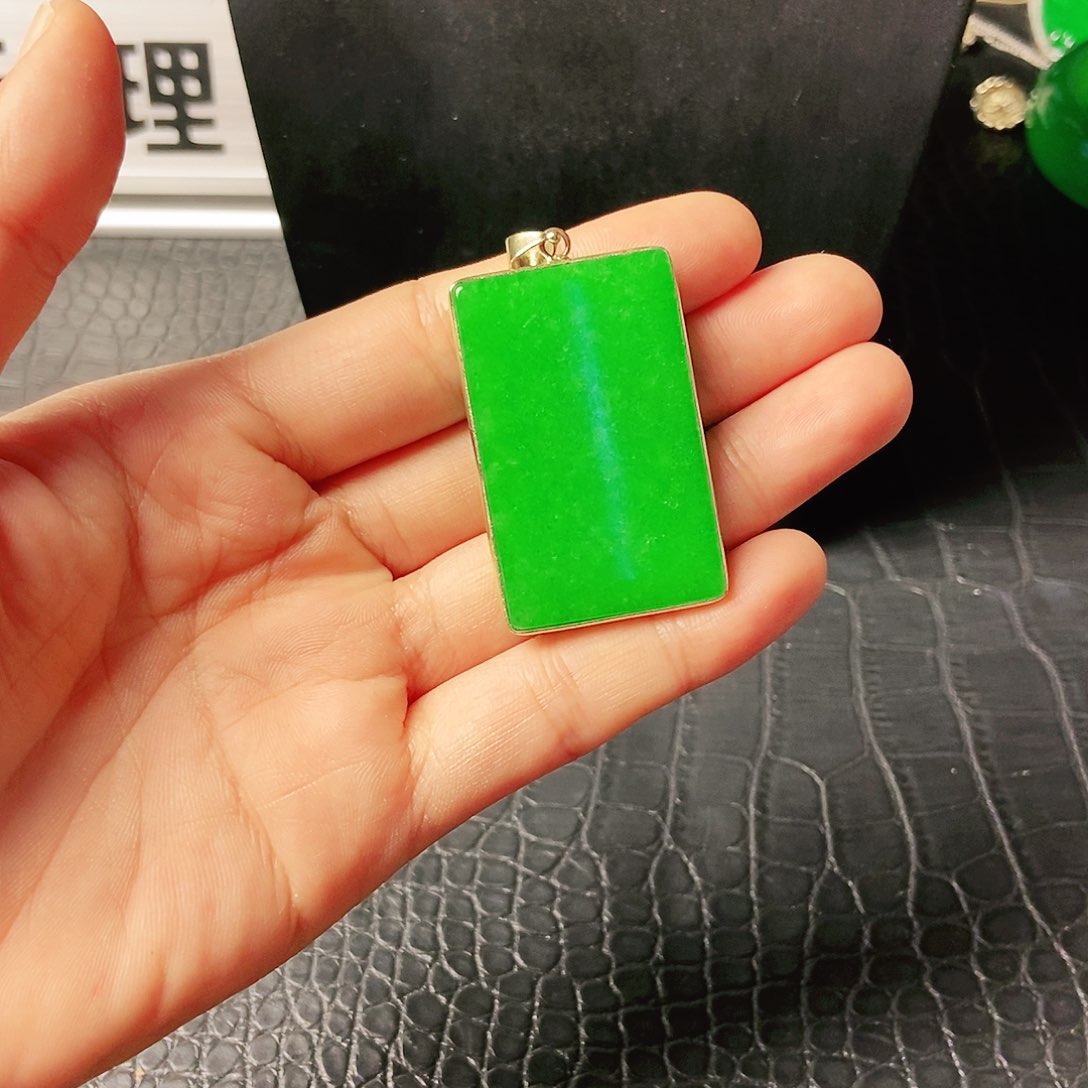 翡翠18K金镶嵌颈饰吊坠