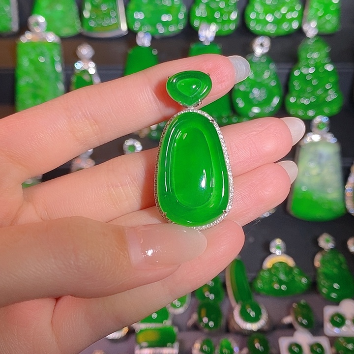 翡翠18K金镶嵌颈饰