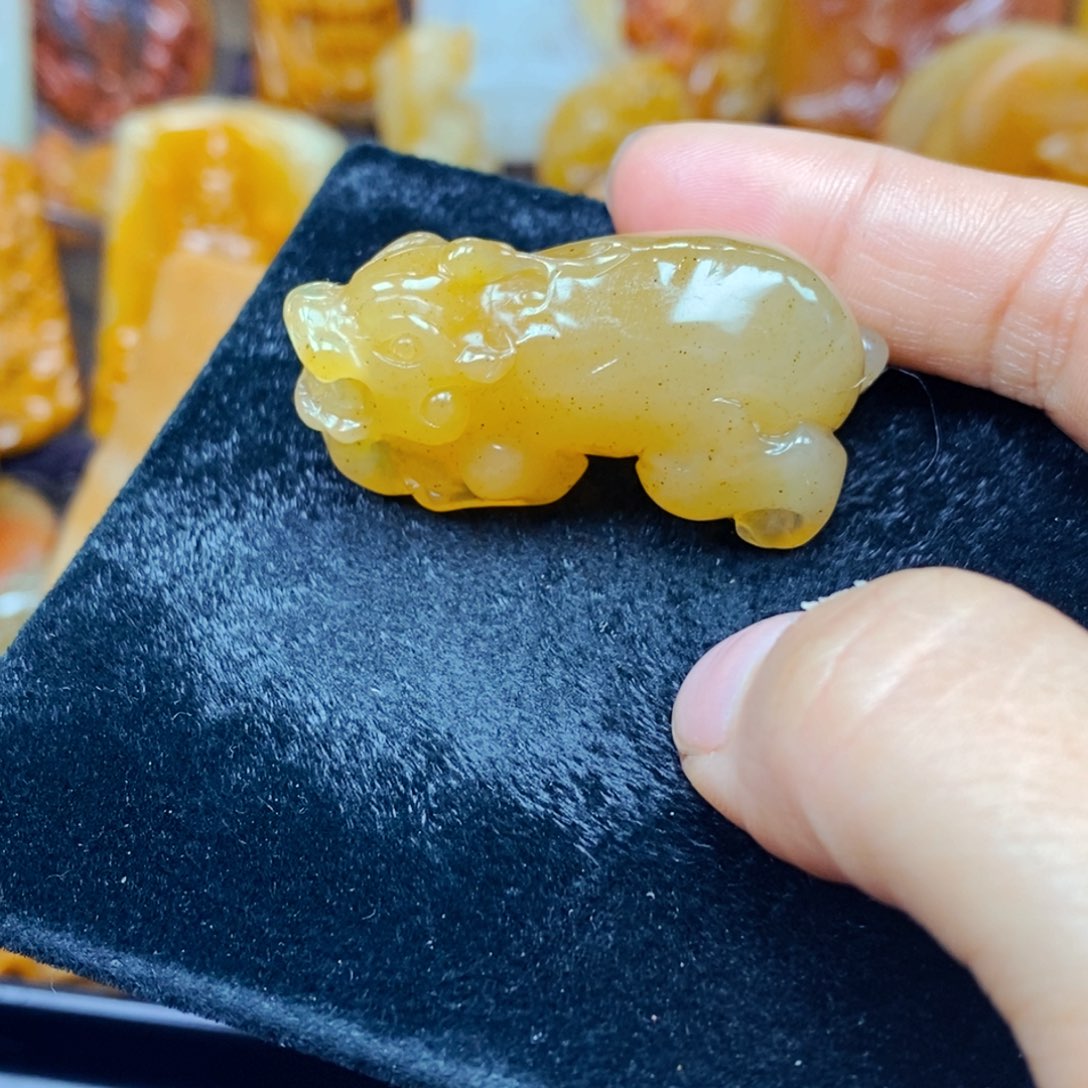 石英质玉（黄龙玉）未镶嵌颈饰