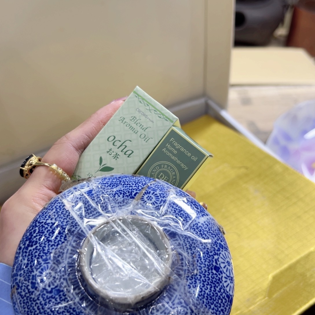 瓷片禹*陶瓷的表面有许多白色