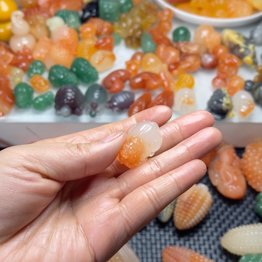 会***速石英质玉（金丝玉）未镶嵌颈饰