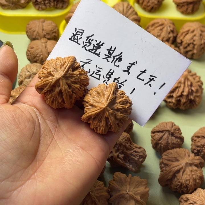 洁****手把件雕刻核桃文山三棱