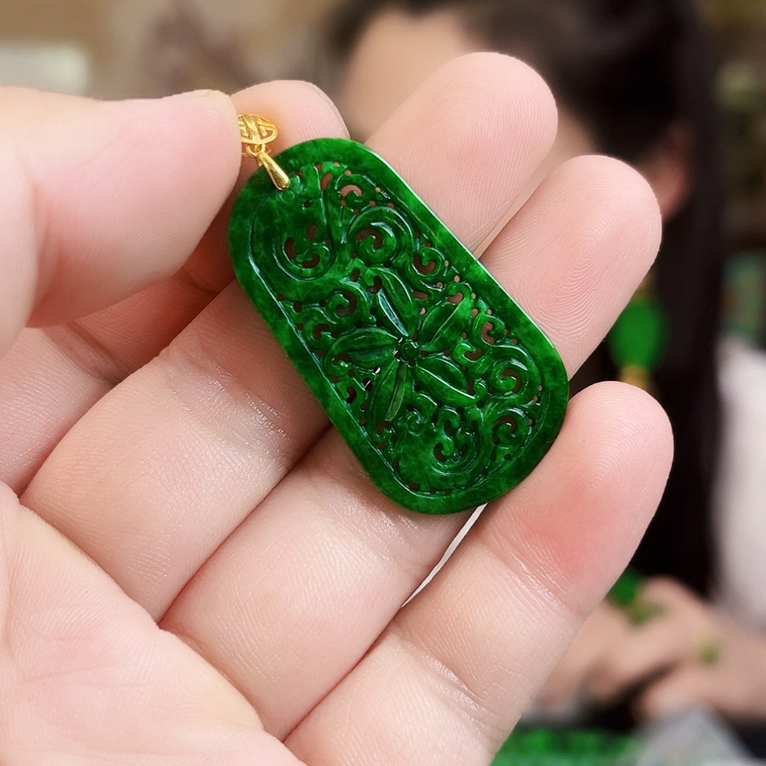 翡翠18K金镶嵌颈饰吊坠