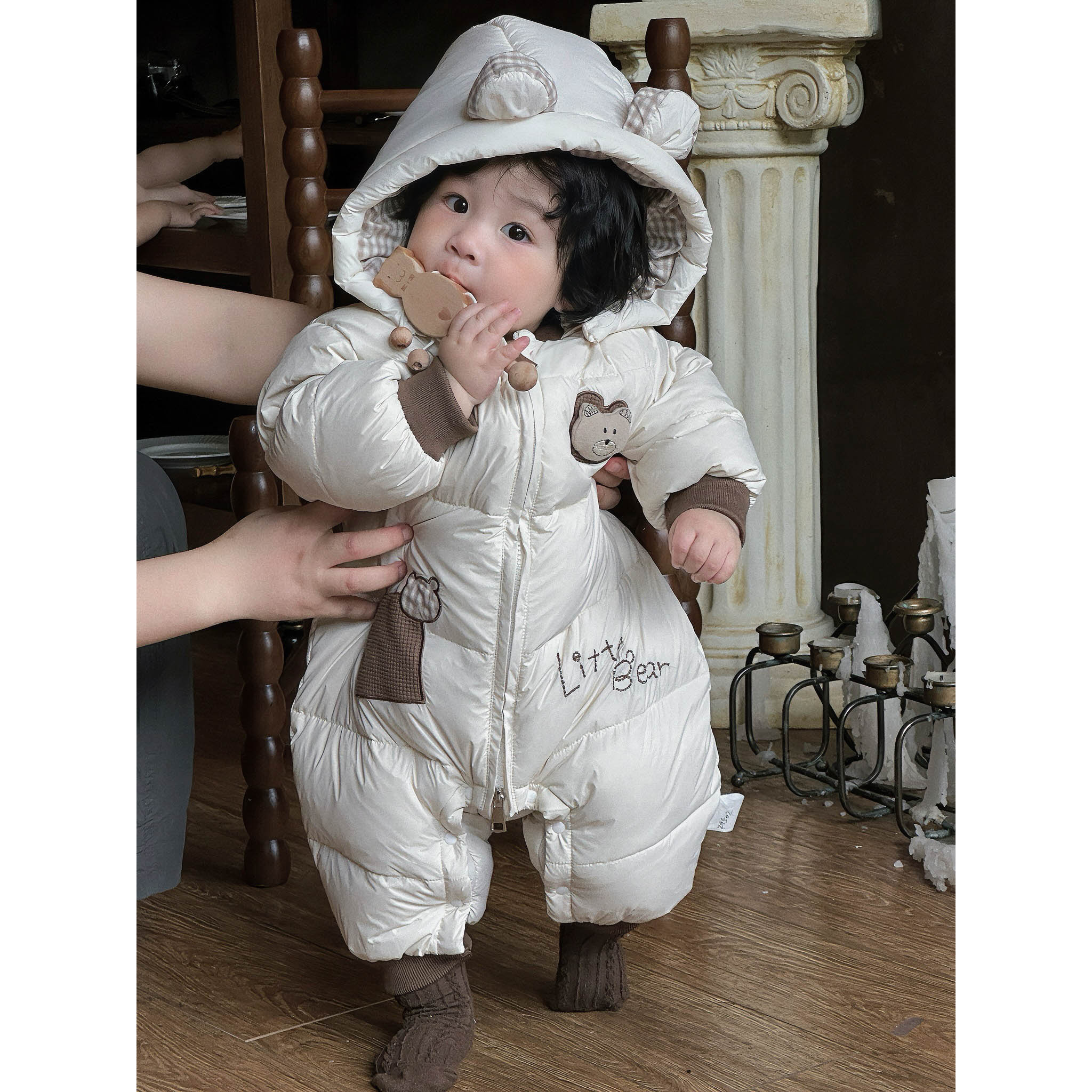 婴儿羽绒服连体衣白鸭绒单拉链贴补刺绣小熊简约羽绒服哈衣9502