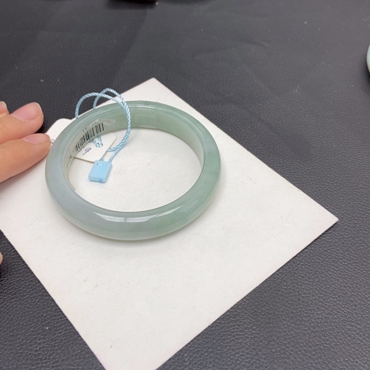 翡翠手镯未镶嵌是***刘55-56正圈