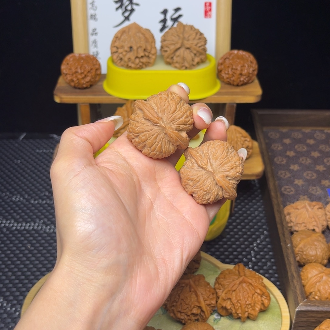 *****文玩核桃吊坠血麒麟40➕全白茬