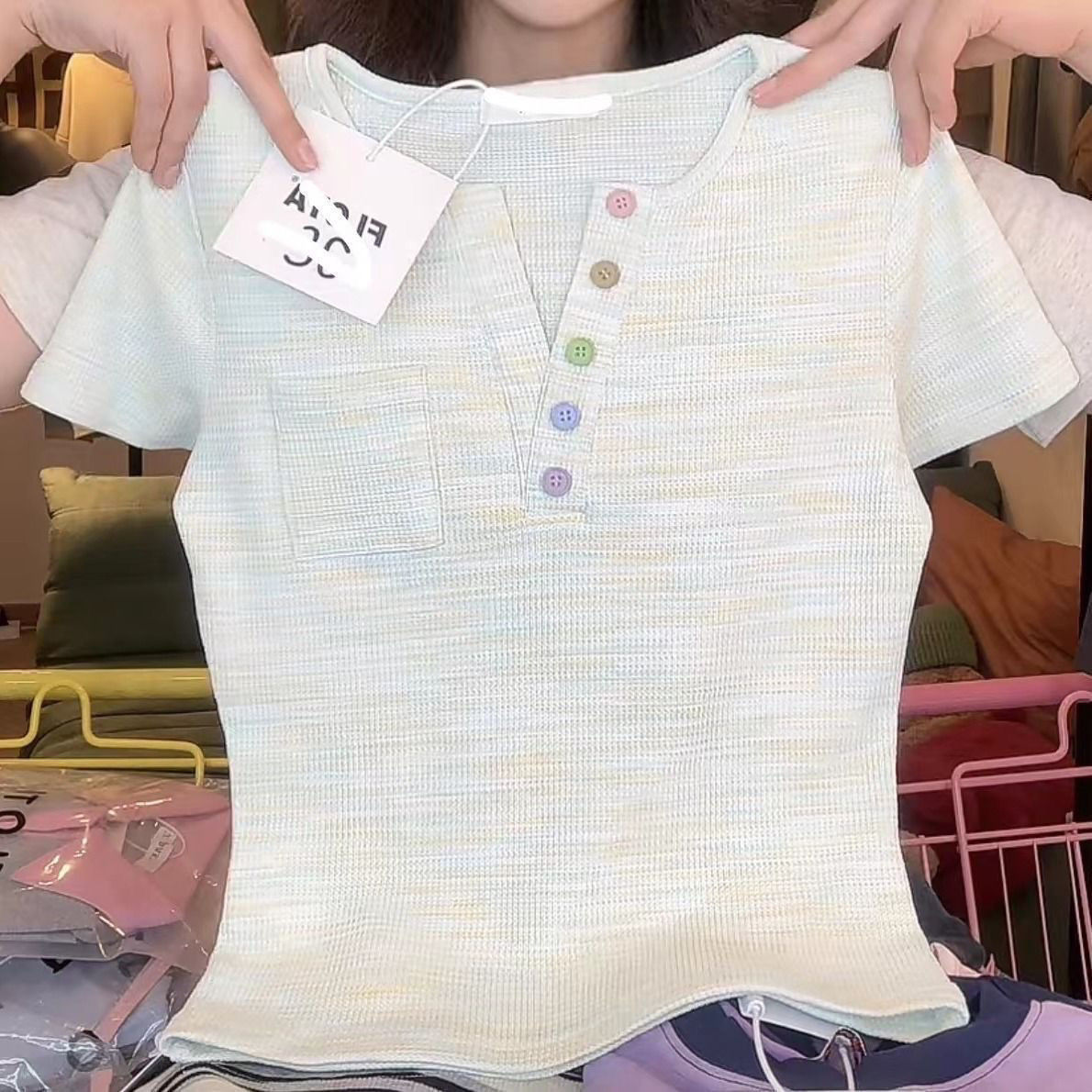 多巴胺彩色纽扣条纹韩系V领甜辣短袖温柔甜妹风修身针织T恤