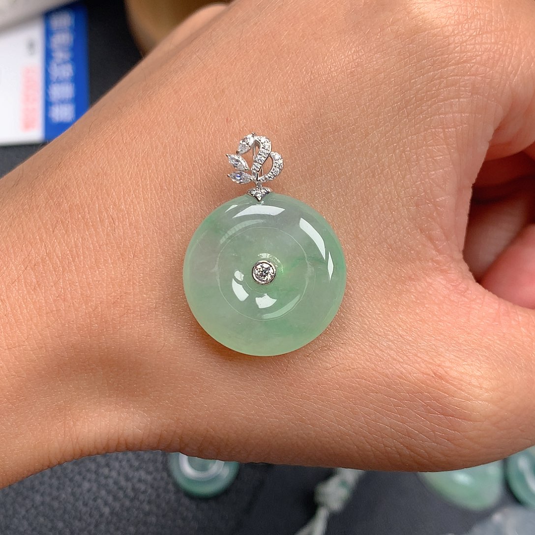 吊坠(赠链)18K金镶嵌翡翠B***r