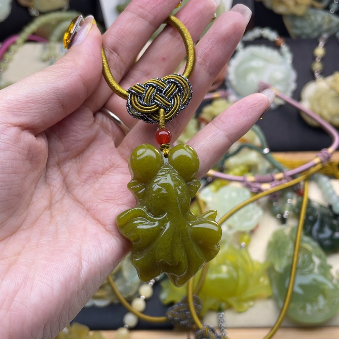 蛇纹石玉颈饰未镶嵌