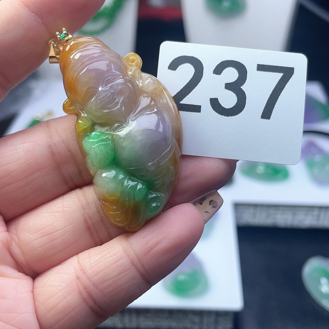 翡翠吊坠(赠链)未镶嵌