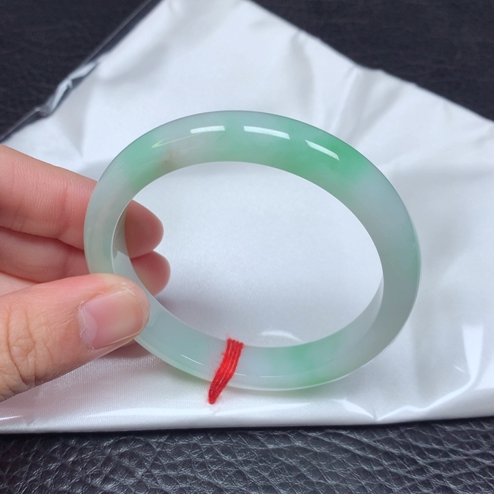 翡翠手镯未镶嵌。