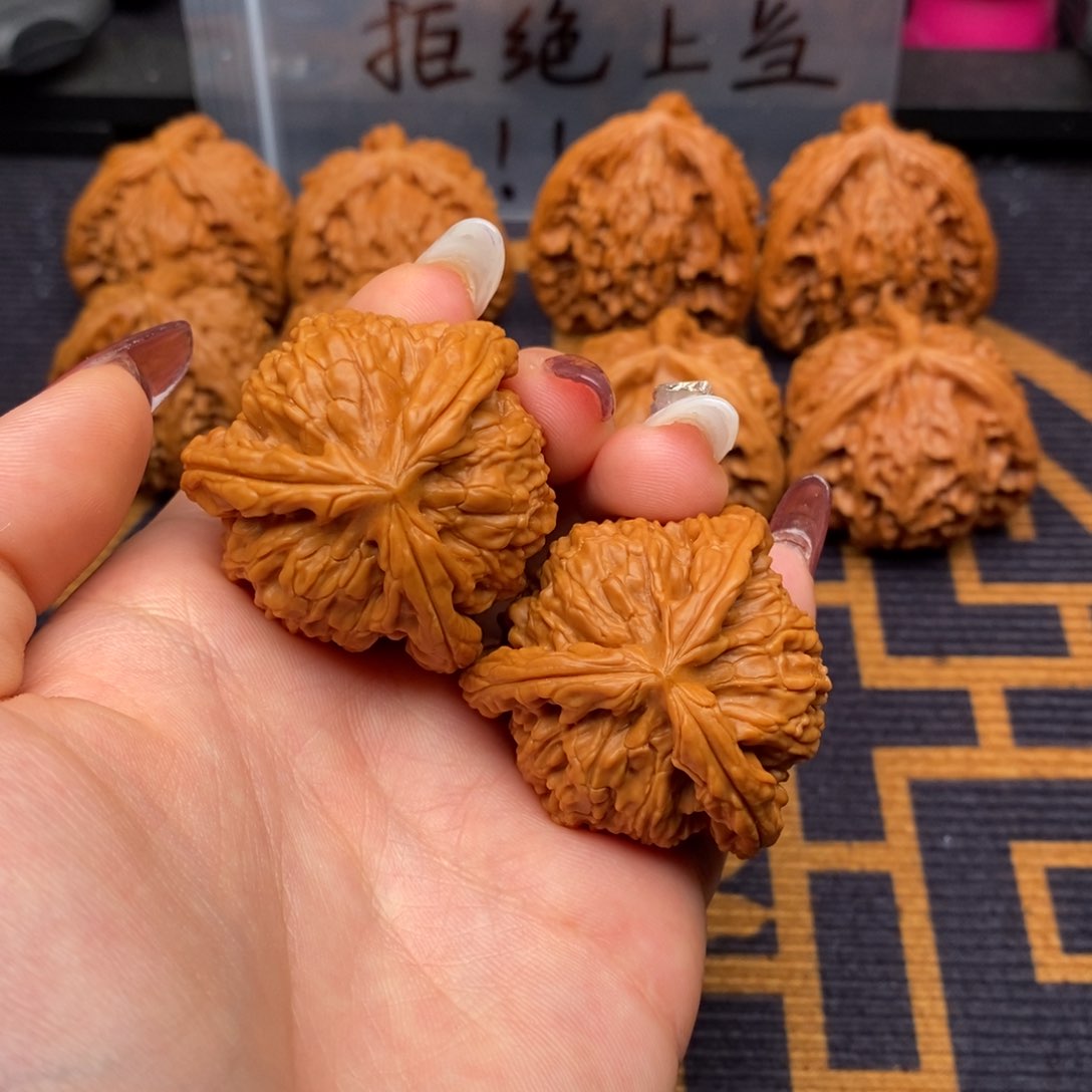 文玩核桃吊坠战*白狮子