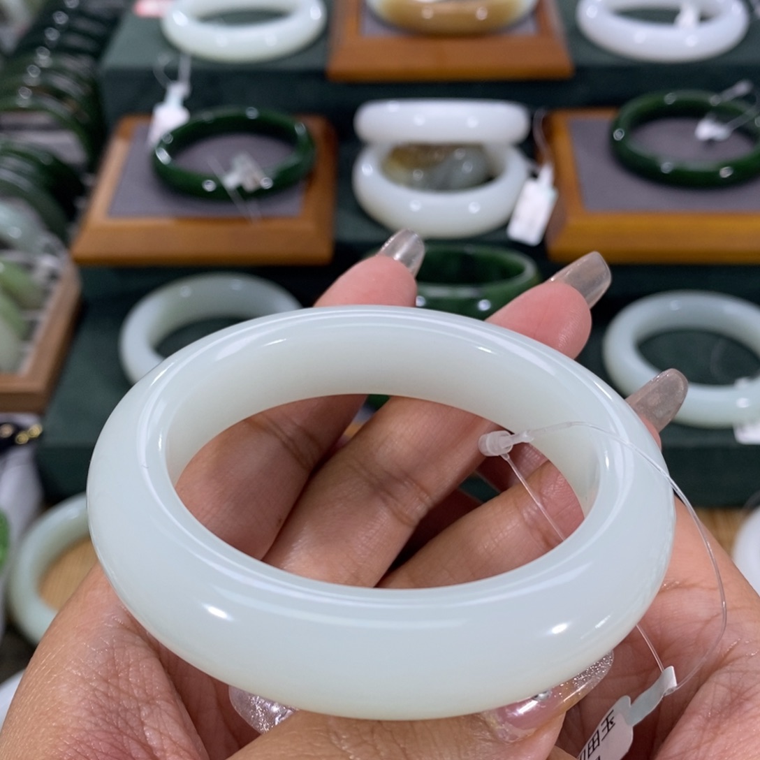 和田玉手镯未镶嵌