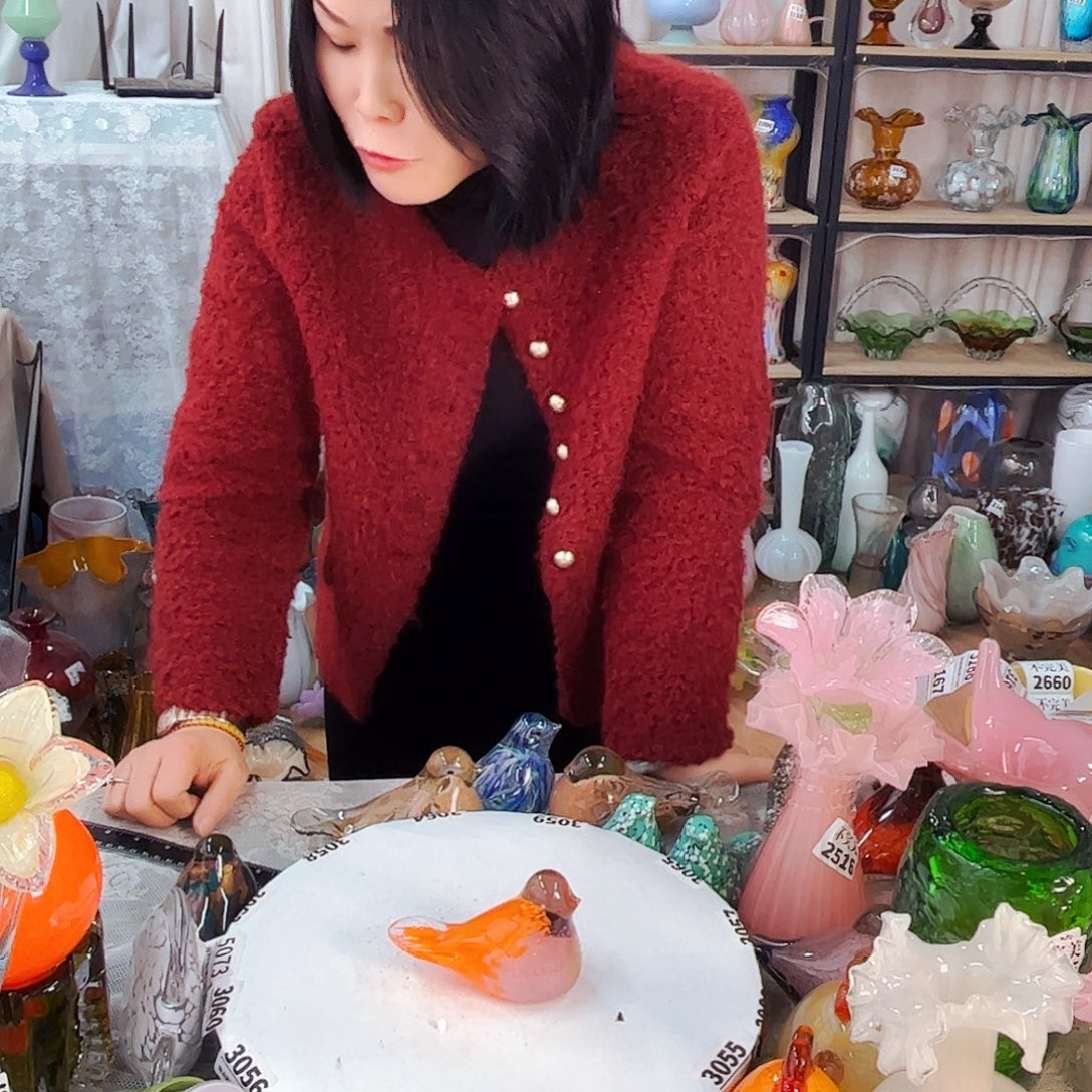 黄鸟开播特家悦琉璃工艺品