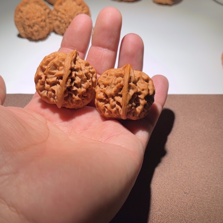 雄***粉精品文玩核桃小秦闷