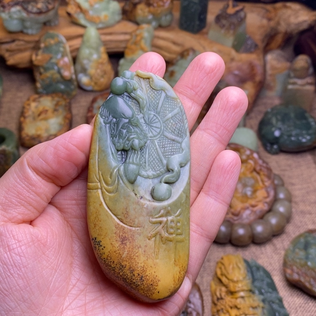 何***尘岫岩河磨玉（透闪石质玉）未镶嵌把件