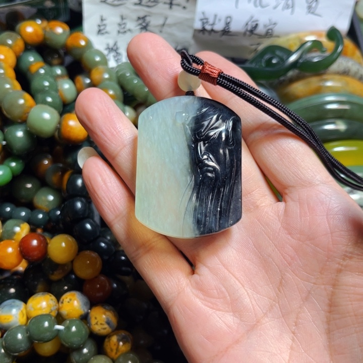 蛇纹石玉颈饰合金