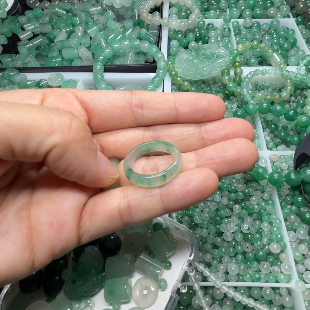 石英质玉（非洲翠）未镶嵌港码18号戒指洒金