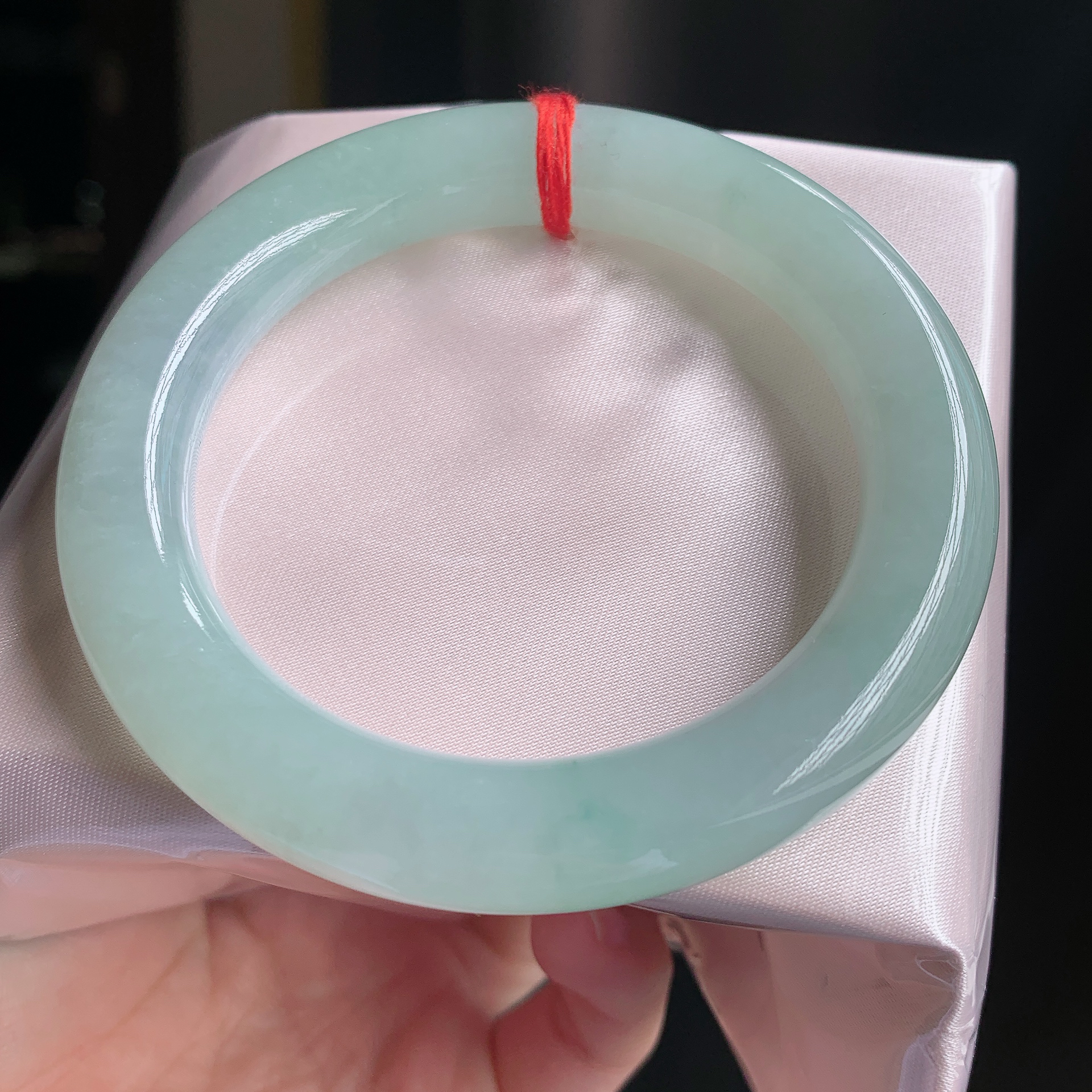 1503号 缅甸天然翡翠A货 果绿色圆条手镯55/56 光泽亮丽 自然光