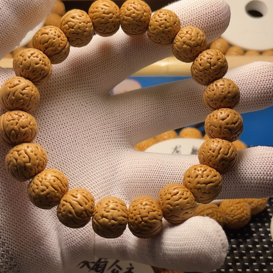 刘***金桃木金丹桃核，皮质好，密度大