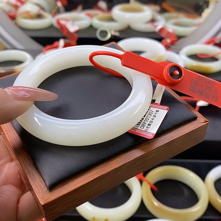 点***和田玉未镶嵌手镯