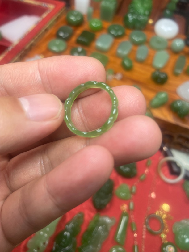 苹果绿细条雕花戒指和田玉