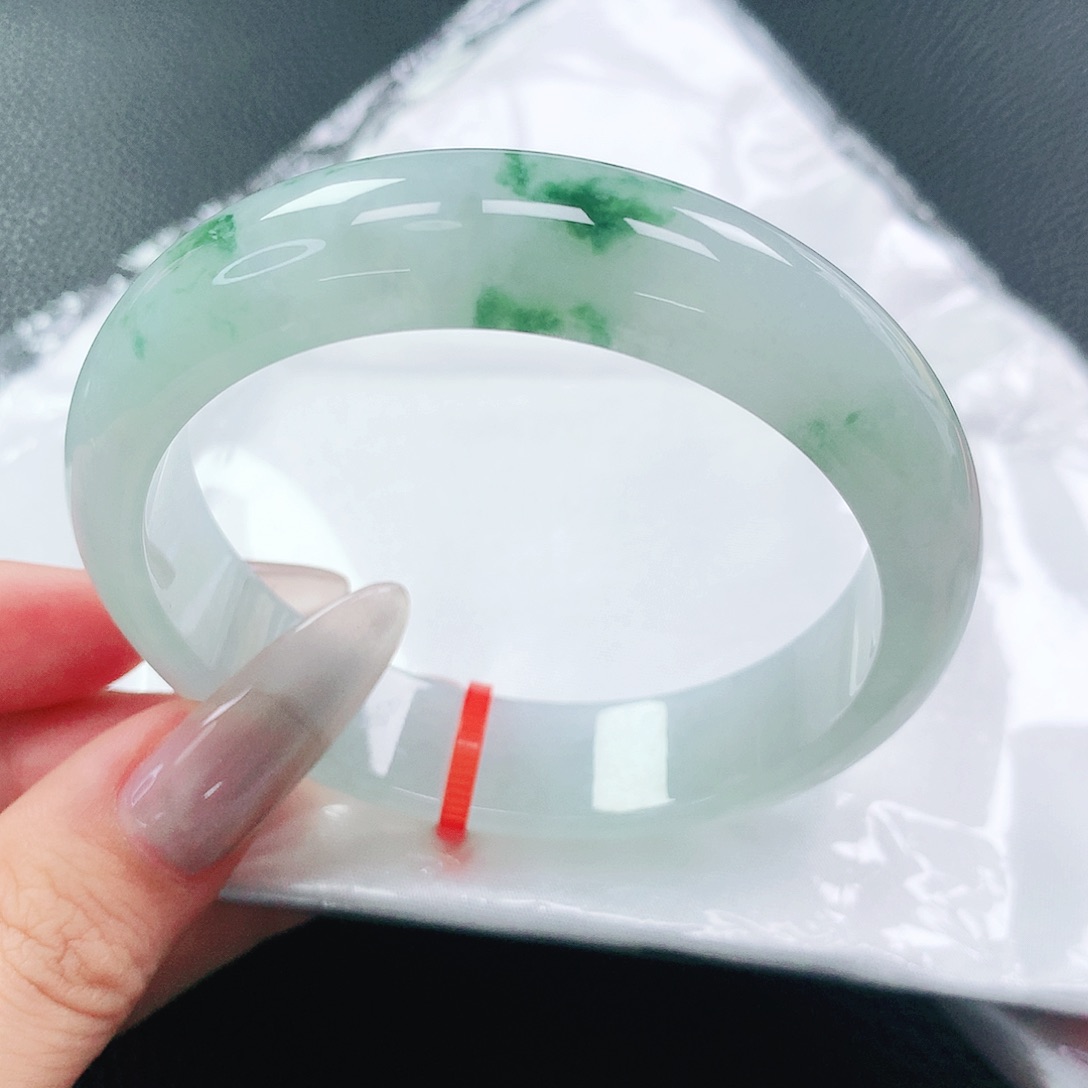 翡翠手镯未镶嵌55圈