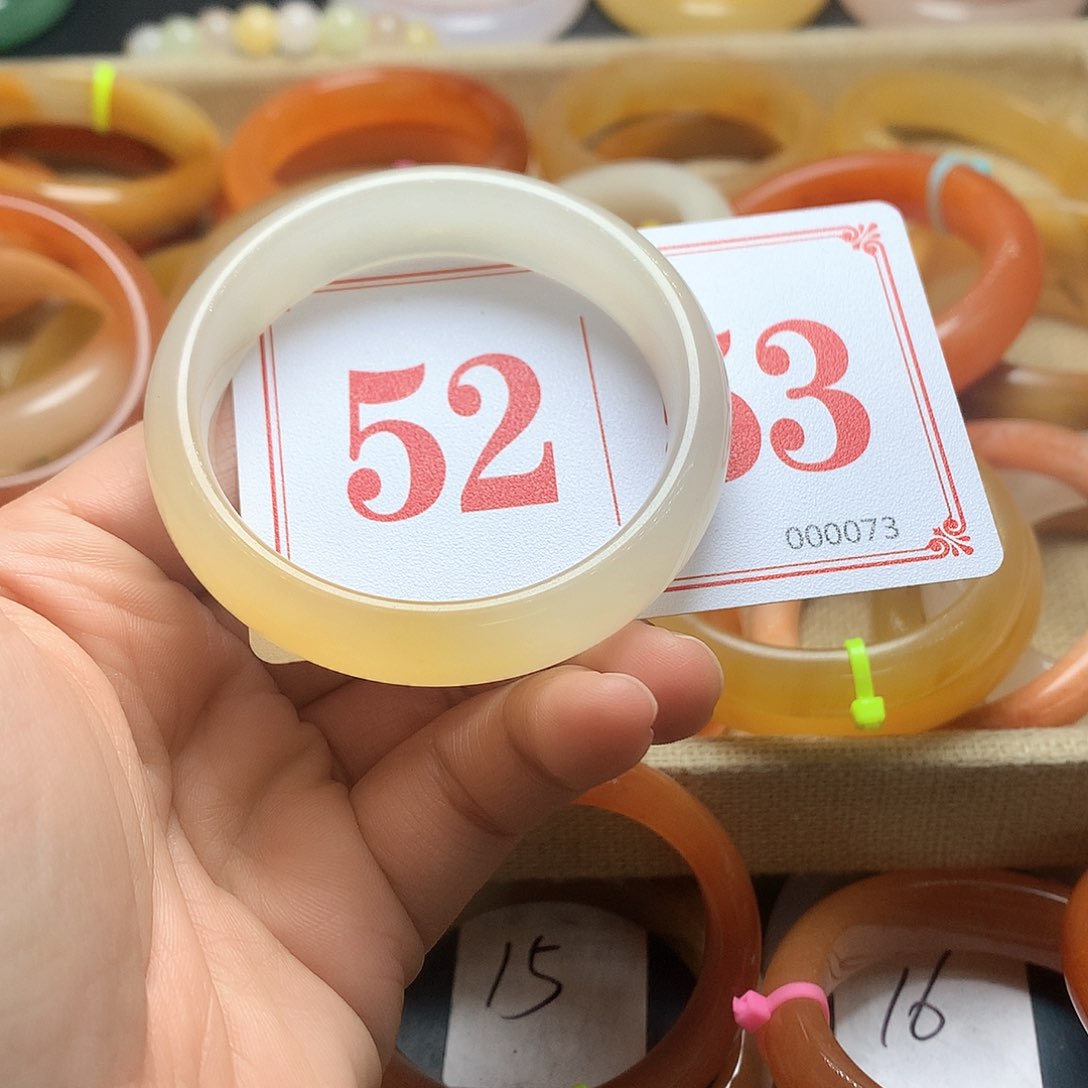 未镶嵌石英质玉（黄龙玉）手镯思***?